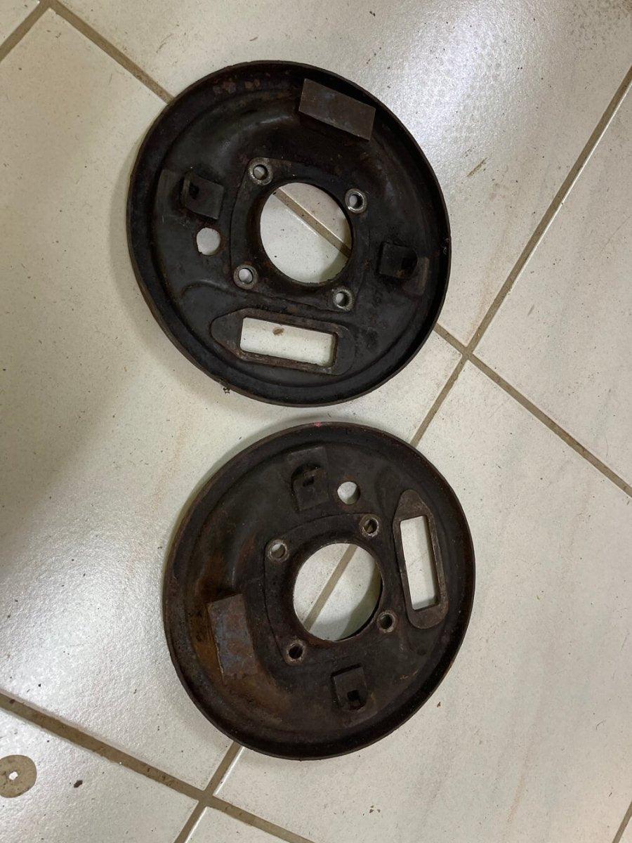 Austin Healey Sprite Ankerplatten hinten (2 Stück) - Black Forest Oldtimers