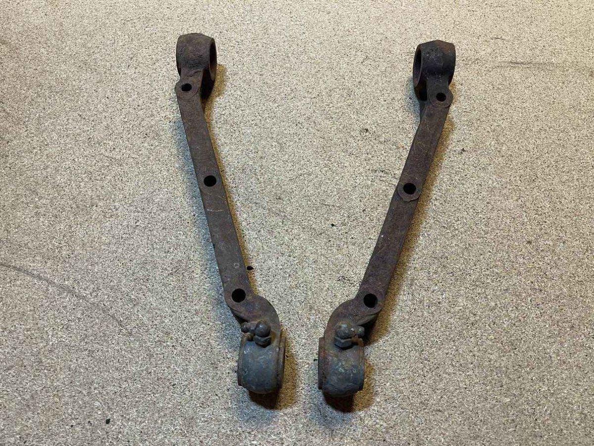 Triumph TR2 / TR3 / TR4 Querlenker (2 Stück) - Black Forest Oldtimers