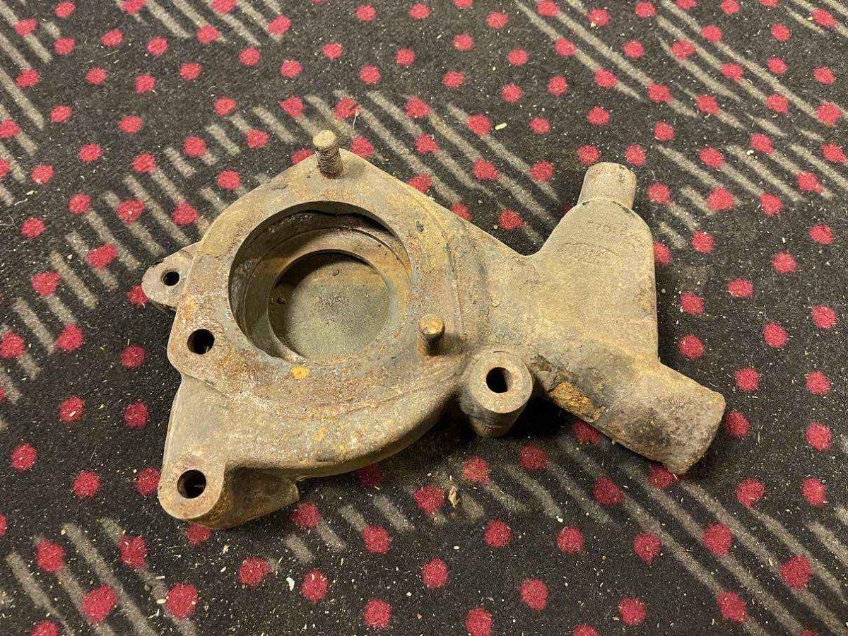 Triumph TR2 / TR3 / TR4 Wasserpumpengehäuse - Black Forest Oldtimers