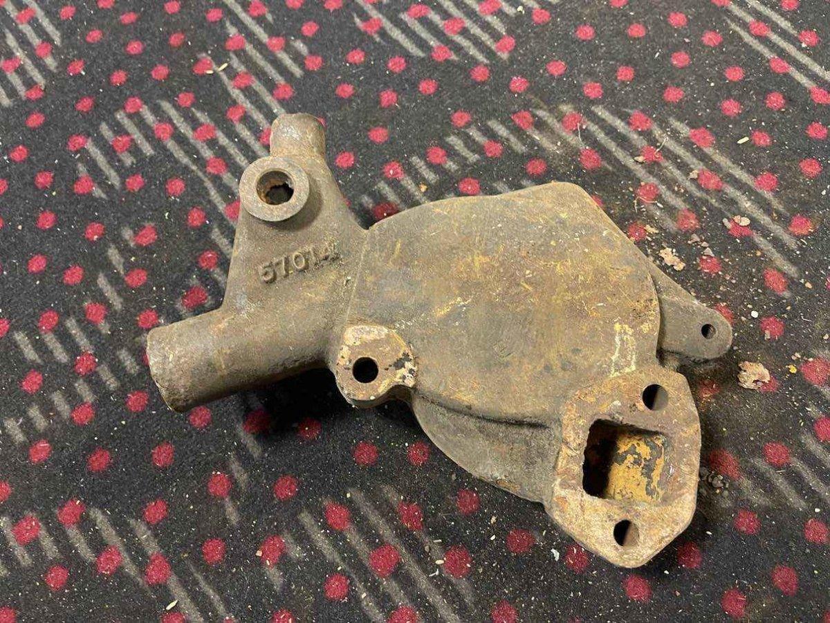 Triumph TR2 / TR3 / TR4 Wasserpumpengehäuse - Black Forest Oldtimers