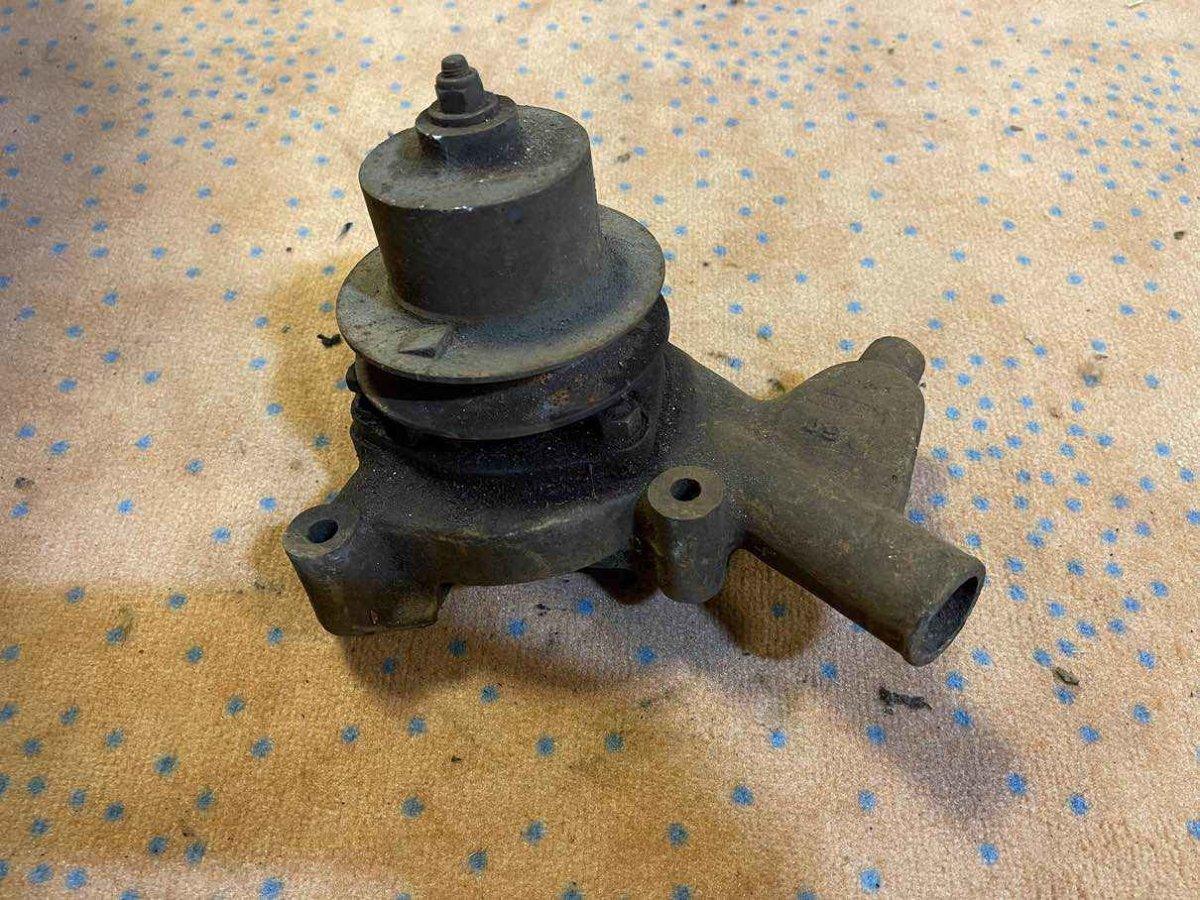 Triumph TR2 / TR3 / TR4 Wasserpumpengehäuse - Black Forest Oldtimers