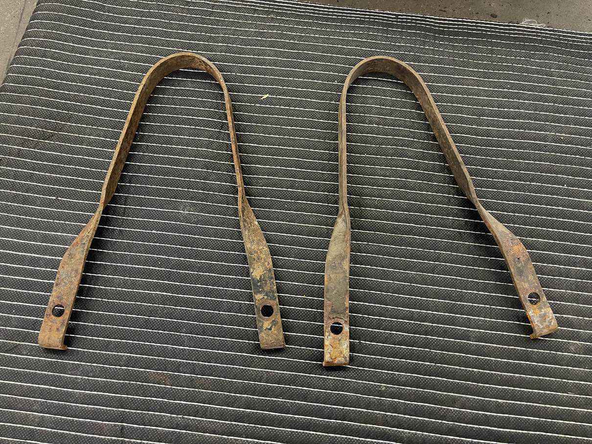 Triumph TR3 Achsfangband (2 Stück) - Black Forest Oldtimers