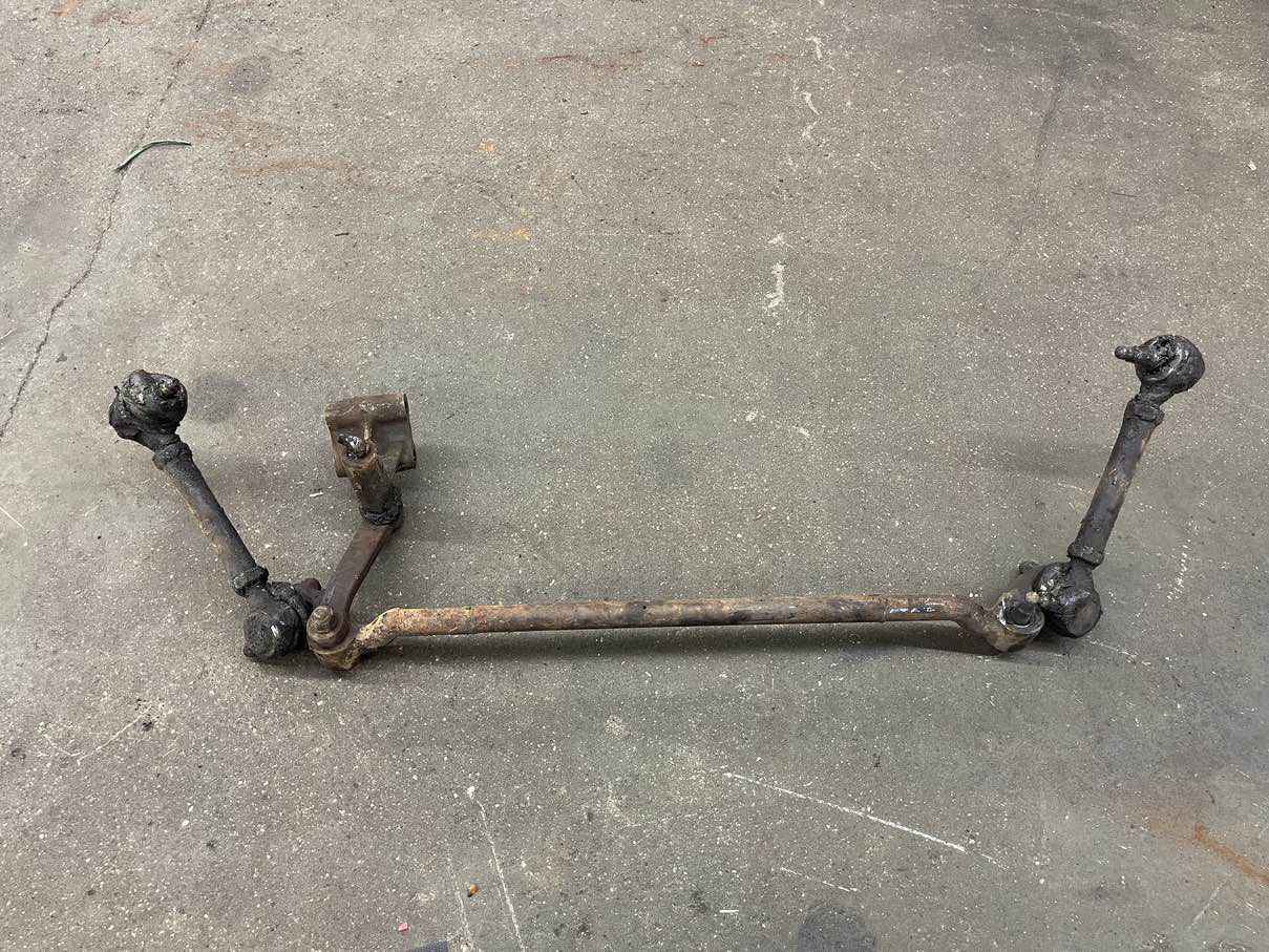 Triumph TR3 Mittlere Spurstange mit Lenkhebel und Umlenkgehäuse - Black Forest Oldtimers