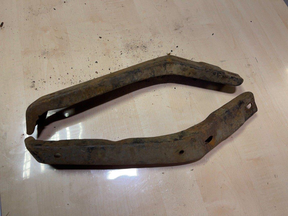 Triumph TR3 Rahmenausleger / Stoßstangenhalter (2 Stück) - Black Forest Oldtimers