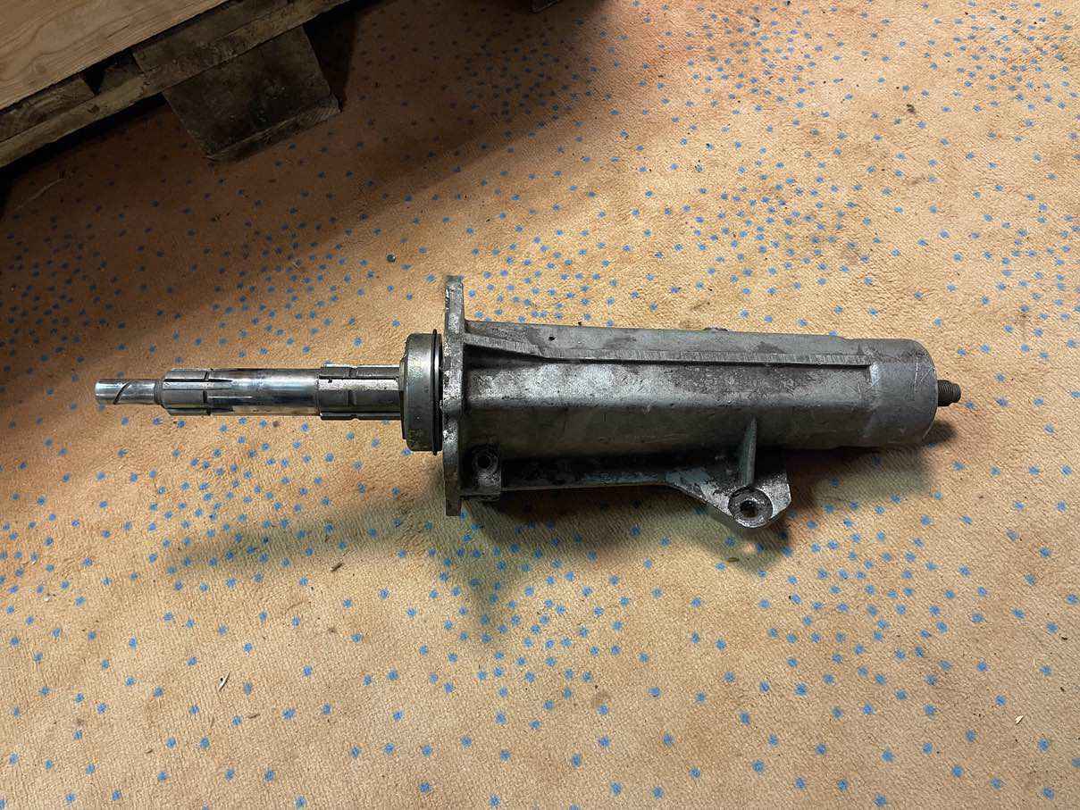 Triumph TR3 / TR4 Getriebe Shaft / Hinterteil - Black Forest Oldtimers