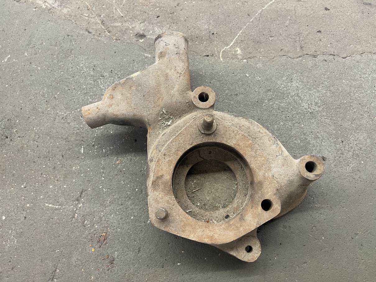 Triumph TR3 Wasserpumpen Gehäuse - Black Forest Oldtimers