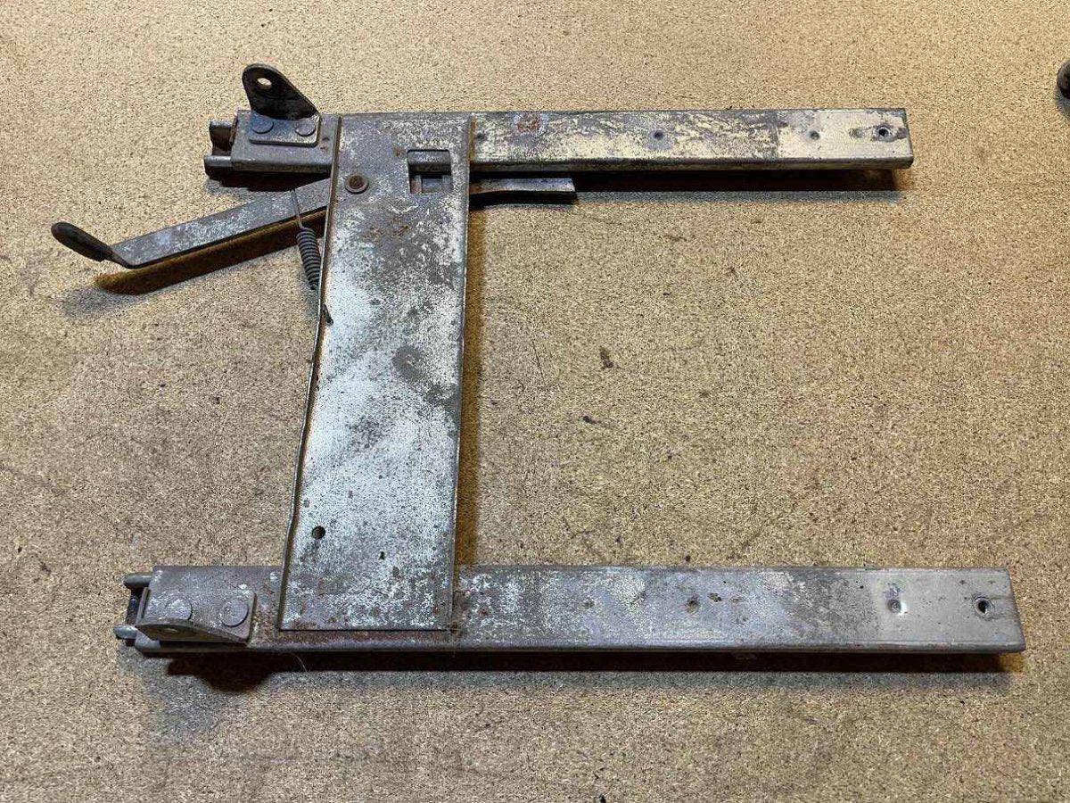 Triumph TR4A Sitzschiene - Black Forest Oldtimers